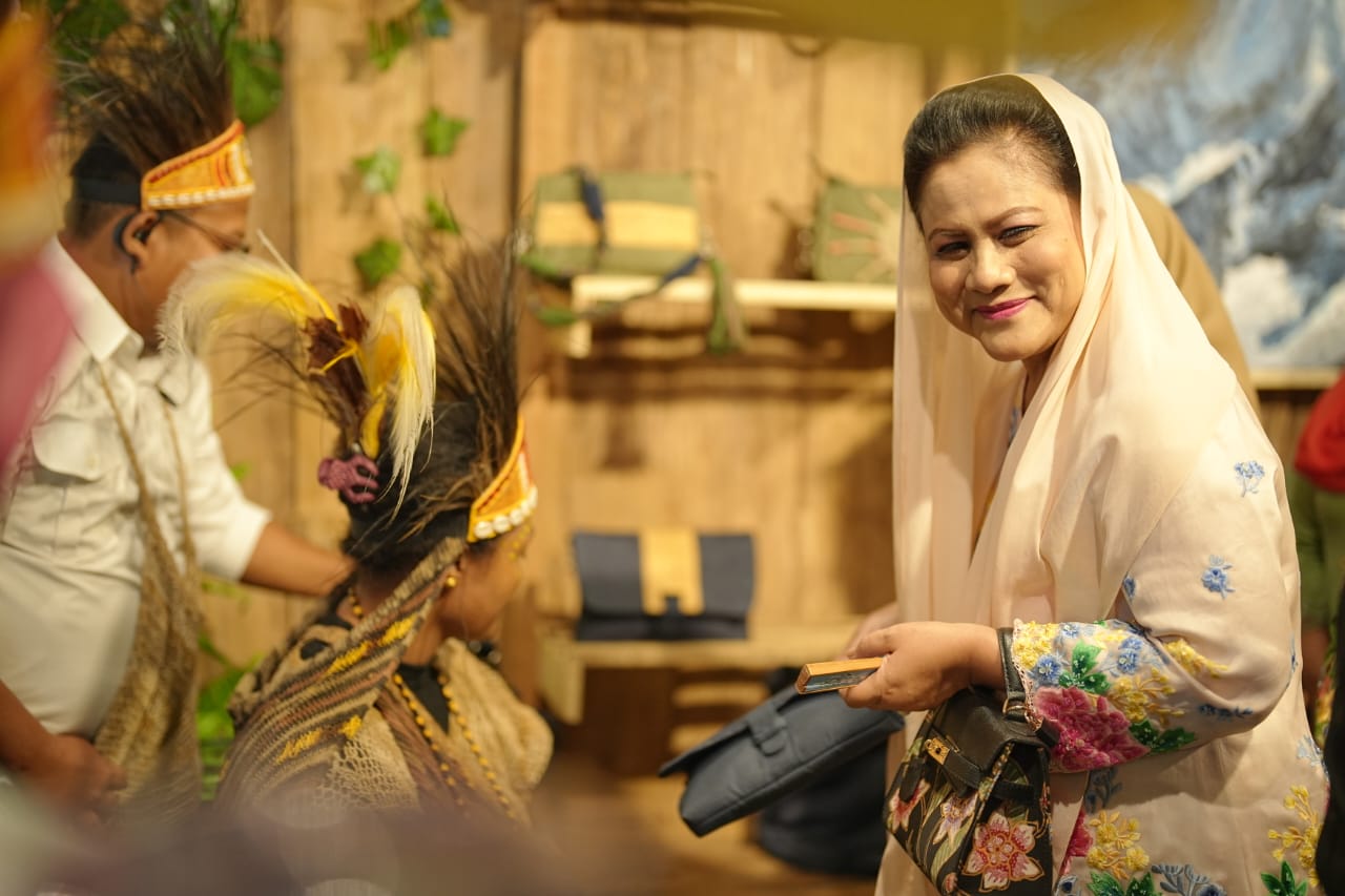 Kunjungi stand Dekranasda Papua Tengah, Ibu Negara Iriana Jokowi beli tas kulit motif Cendrawasih Kunjungi stand Dekranasda Papua Tengah, Ibu Negara Iriana Jokowi beli tas kulit motif Cendrawasih