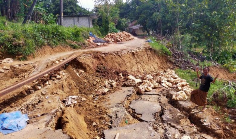 Kemeterian PUPR alokasikan Rp34 miliar untuk perbaikan jalan rusak Kemeterian PUPR alokasikan Rp34 miliar untuk perbaikan jalan rusak