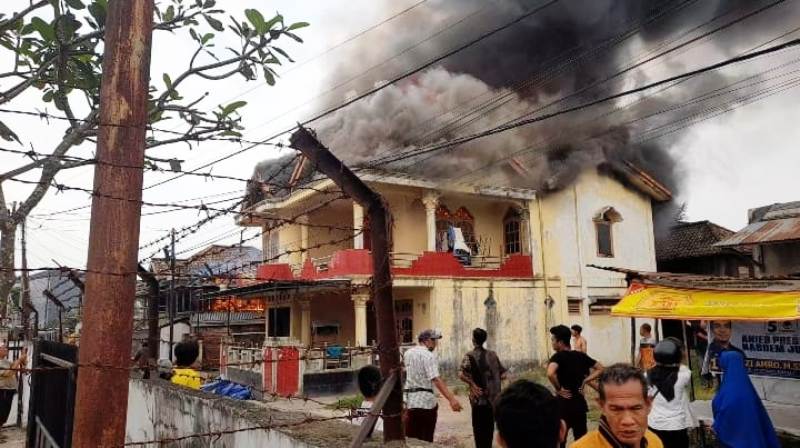 Api lalap dua rumah di Lorong Banten 6 Palembang Api lalap dua rumah di Lorong Banten 6 Palembang