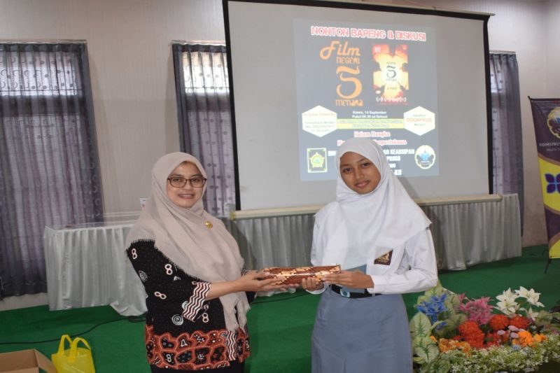 Pelajar Kulon Progo nonton Negeri 5 Menara agar termotivasi Pelajar Kulon Progo nonton Negeri 5 Menara agar termotivasi
