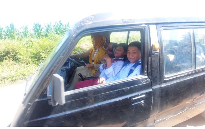 Kepala sekolah ini rela beli mobil demi untuk antar jemput siswa di daerah terpencil Kepala sekolah ini rela beli mobil demi untuk antar jemput siswa di daerah terpencil