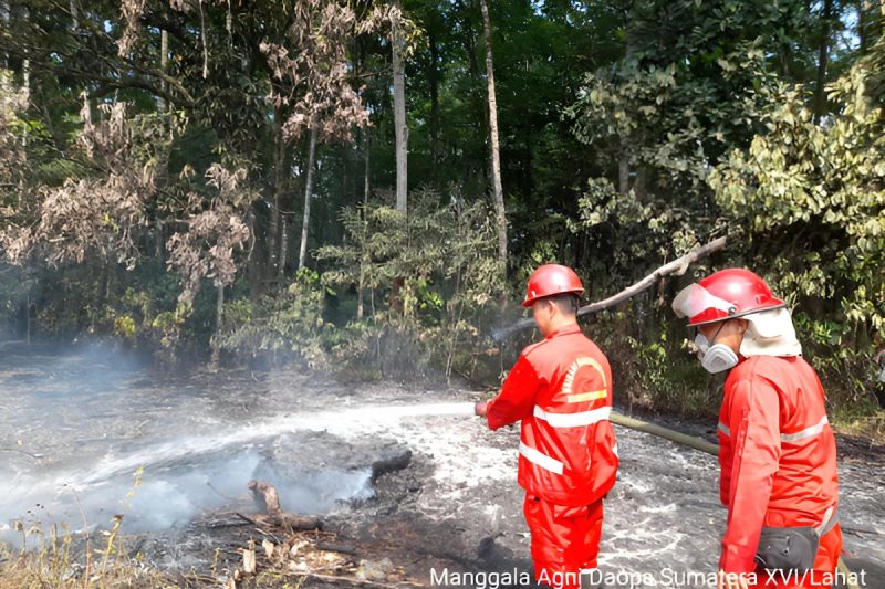 Manggala Agni berjibaku padamkan karhutla di 17 lokasi di Sumatera Selatan Manggala Agni berjibaku padamkan karhutla di 17 lokasi di Sumatera Selatan