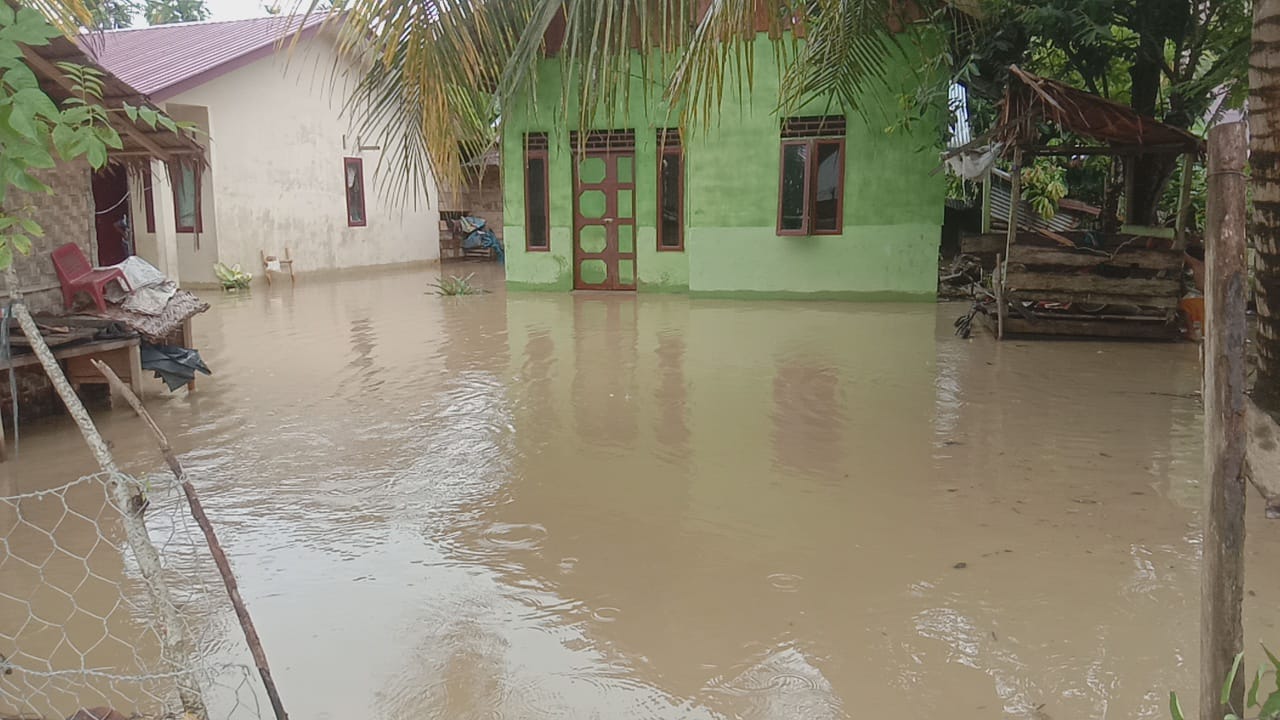  Tanggul jebol, ribuan rumah di Kecamatan Samudera terendam banjir