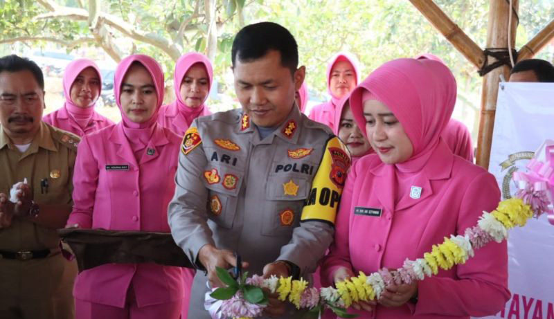 Polres Sukabumi Kota resmikan taman baca untuk tingkatkan literasi Polres Sukabumi Kota resmikan taman baca untuk tingkatkan literasi