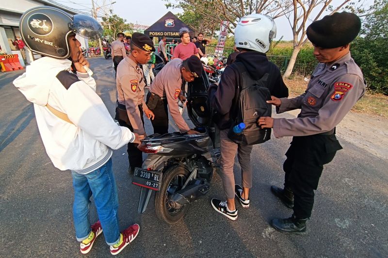Polisi periksa barang bawaan penonton FIFA Matchday Polisi periksa barang bawaan penonton FIFA Matchday