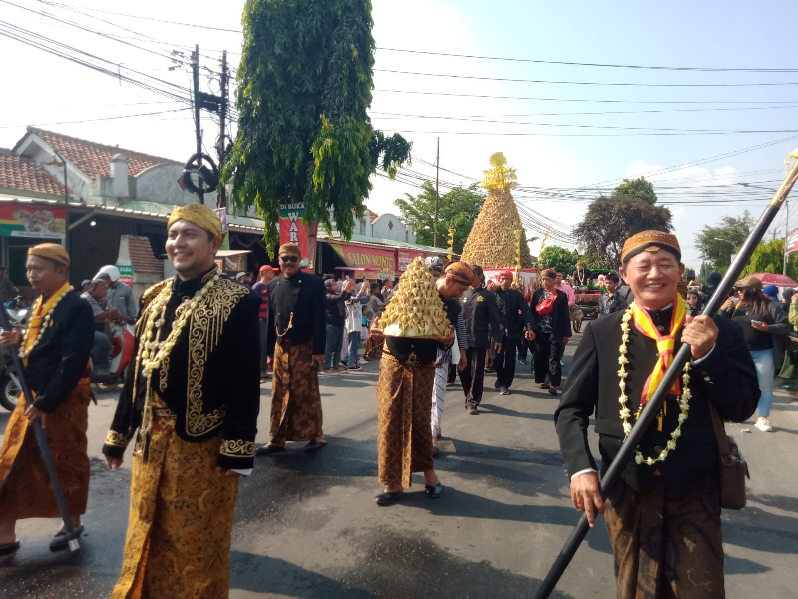 30 ribu apem disebar pada tradisi Saparan di Pengging 30 ribu apem disebar pada tradisi Saparan di Pengging