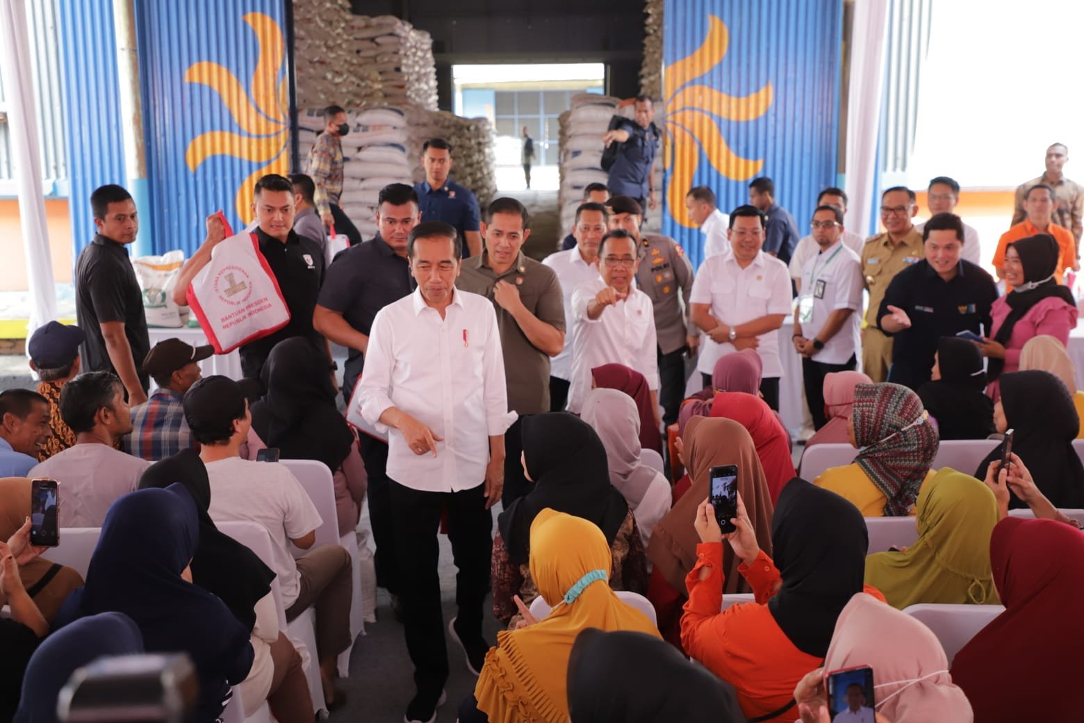 Pantau ketersediaan beras, Presiden Jokowi tinjau gudang Bulog Bogor Pantau ketersediaan beras, Presiden Jokowi tinjau gudang Bulog Bogor