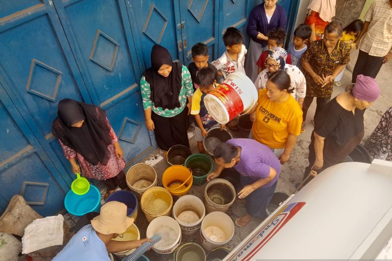 BPBD Sukabumi intensifkan distribusi air bersih ke daerah kekeringan BPBD Sukabumi intensifkan distribusi air bersih ke daerah kekeringan