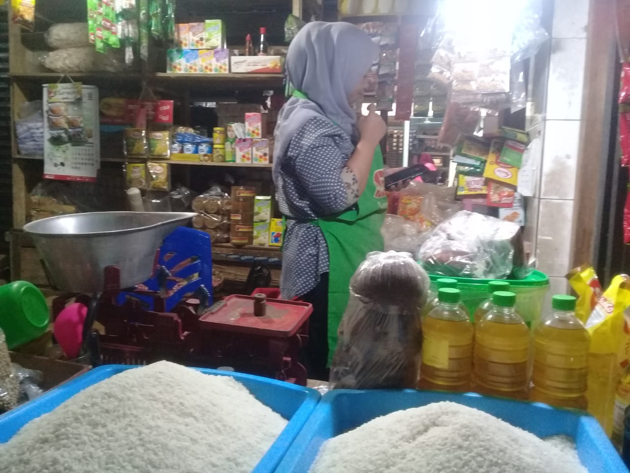 Pedagang beras di Ungaran oplos beras untuk turunkan harga Pedagang beras di Ungaran oplos beras untuk turunkan harga