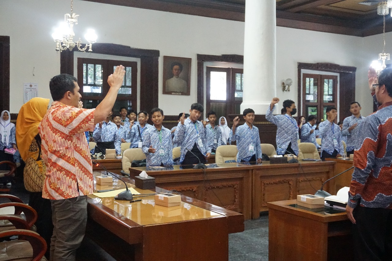Pelajar SMP antusias belajar sinau Pancasila di DPRD DIY Pelajar SMP antusias belajar sinau Pancasila di DPRD DIY