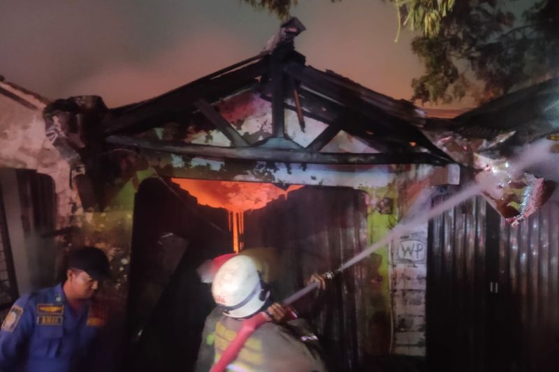 BPBD turunkan tiga damkar untuk atasi kebakaran ruko di Cikupa BPBD turunkan tiga damkar untuk atasi kebakaran ruko di Cikupa