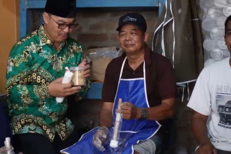 Kepala BKKBN apresiasi keripik tempe benguk produksi teman difabel Kepala BKKBN apresiasi keripik tempe benguk produksi teman difabel