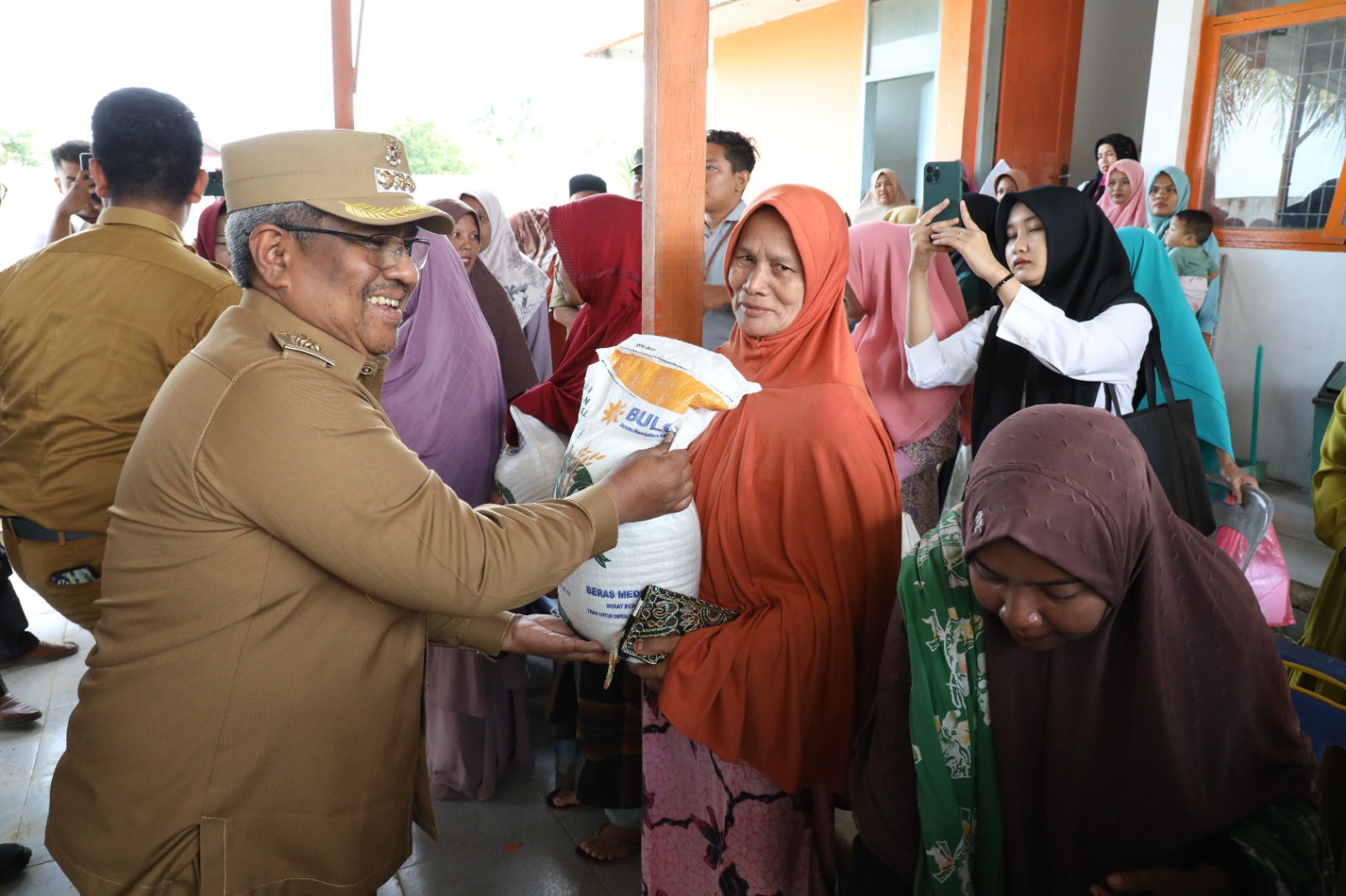 Pj Bupati Aceh Utara serahkan bantuan 718,4 ton beras CBP kepada warga miskin Pj Bupati Aceh Utara serahkan bantuan 718,4 ton beras CBP kepada warga miskin