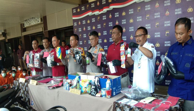 Polres Batang tangkap tiga pengedar makananan kedaluwarsa Polres Batang tangkap tiga pengedar makananan kedaluwarsa