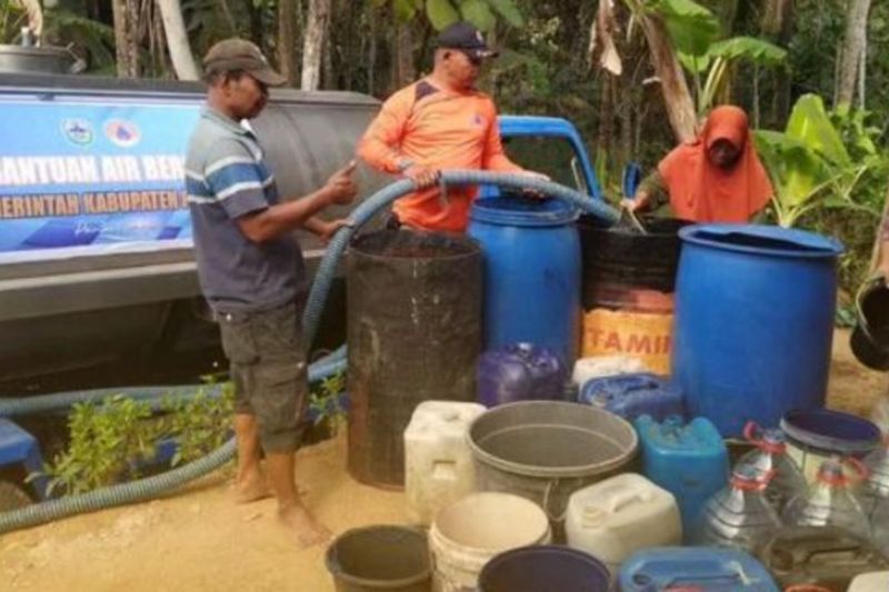 BPBD Pacitan salurkan bantuan air bersih ke 13 desa terdampak kekeringan BPBD Pacitan salurkan bantuan air bersih ke 13 desa terdampak kekeringan