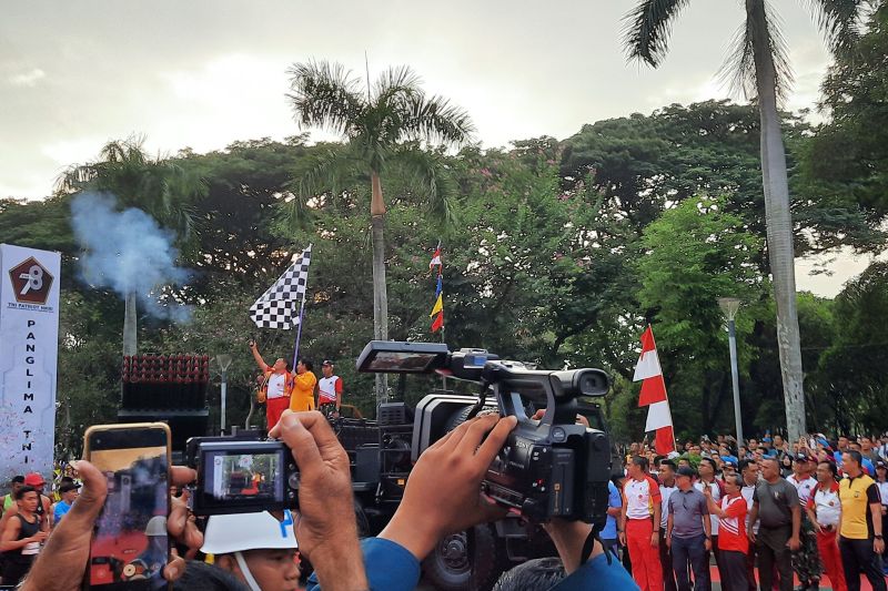 Panglima lepas 10.000 peserta lari HUT Ke-78 TNI Panglima lepas 10.000 peserta lari HUT Ke-78 TNI