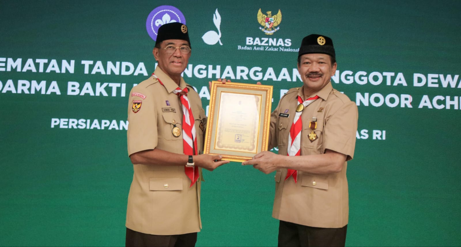 Ketua BAZNAS RI terima penghargaan TPOD dari Kwarnas Pramuka Ketua BAZNAS RI terima penghargaan TPOD dari Kwarnas Pramuka