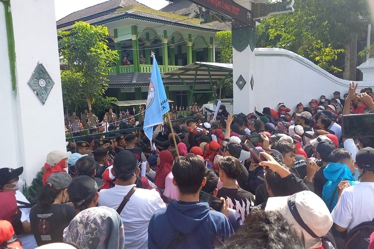Tolak relokasi, ratusan PKL gelar aksi unjuk rasa di Balai Kota DIY Tolak relokasi, ratusan PKL gelar aksi unjuk rasa di Balai Kota DIY