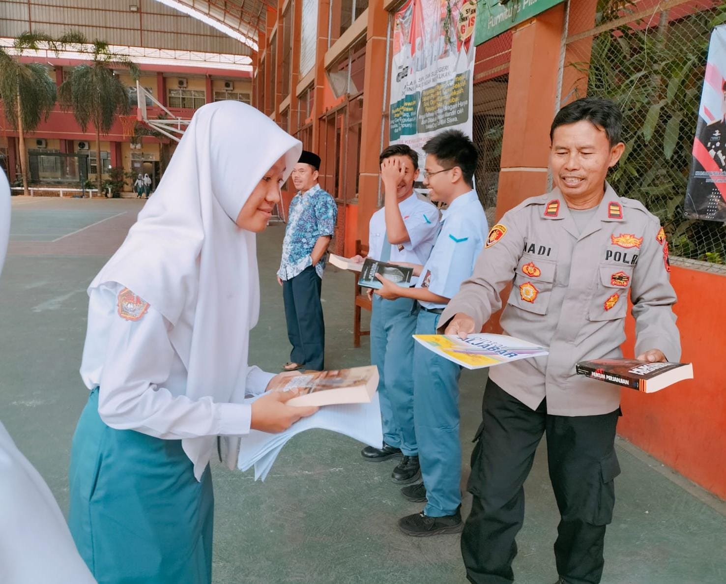 Polres Kudus distribusikan 1.092 buku ke sekolah dan pondok pesantren Polres Kudus distribusikan 1.092 buku ke sekolah dan pondok pesantren