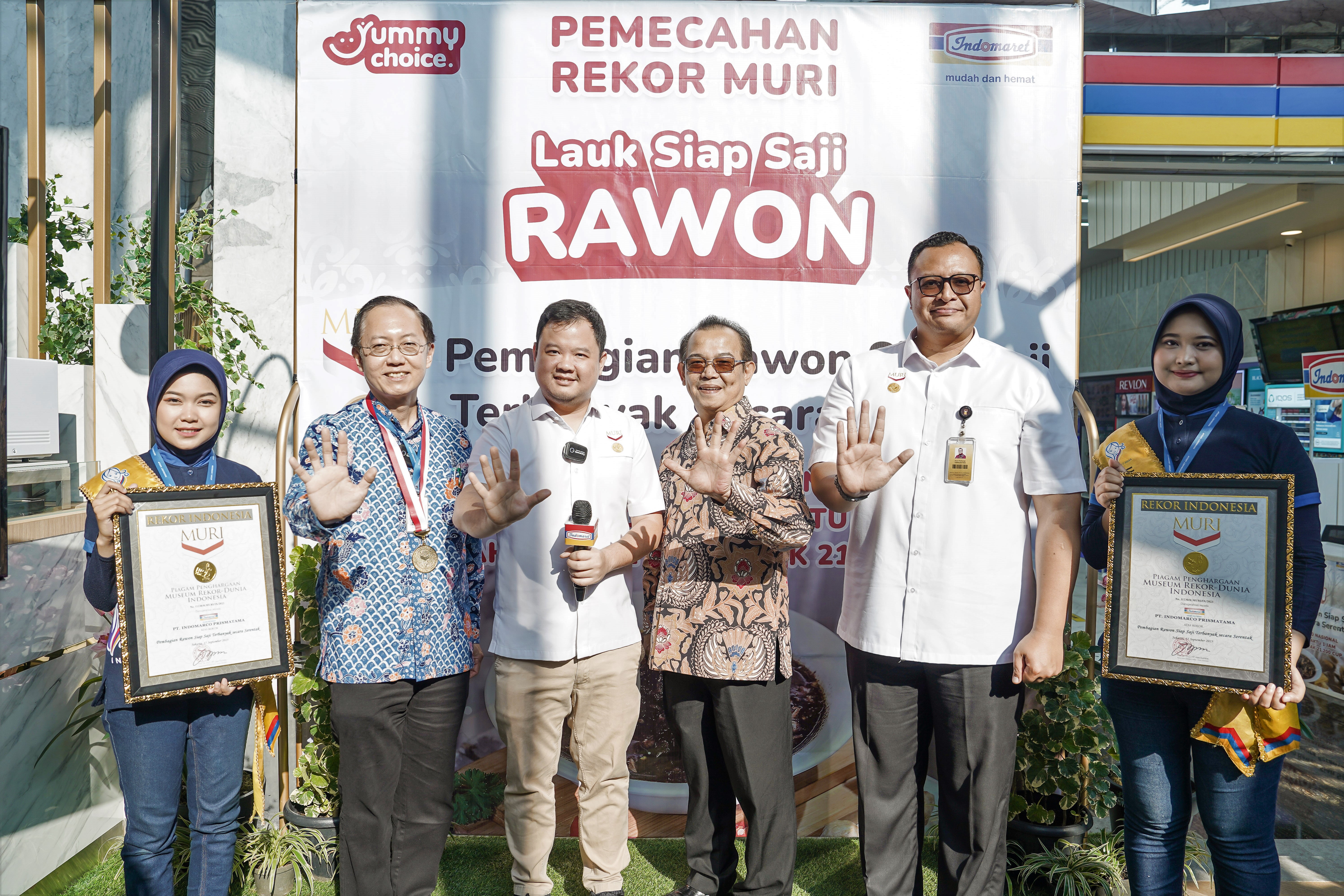 Yummy Choice raih Rekor MURI  Pembagian Rawon Siap Saji terbanyak secara serentak