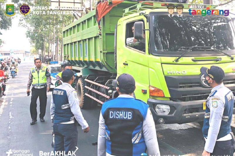 Dishub intensifkan penertiban truk melintas diluar jam operasional Dishub intensifkan penertiban truk melintas diluar jam operasional