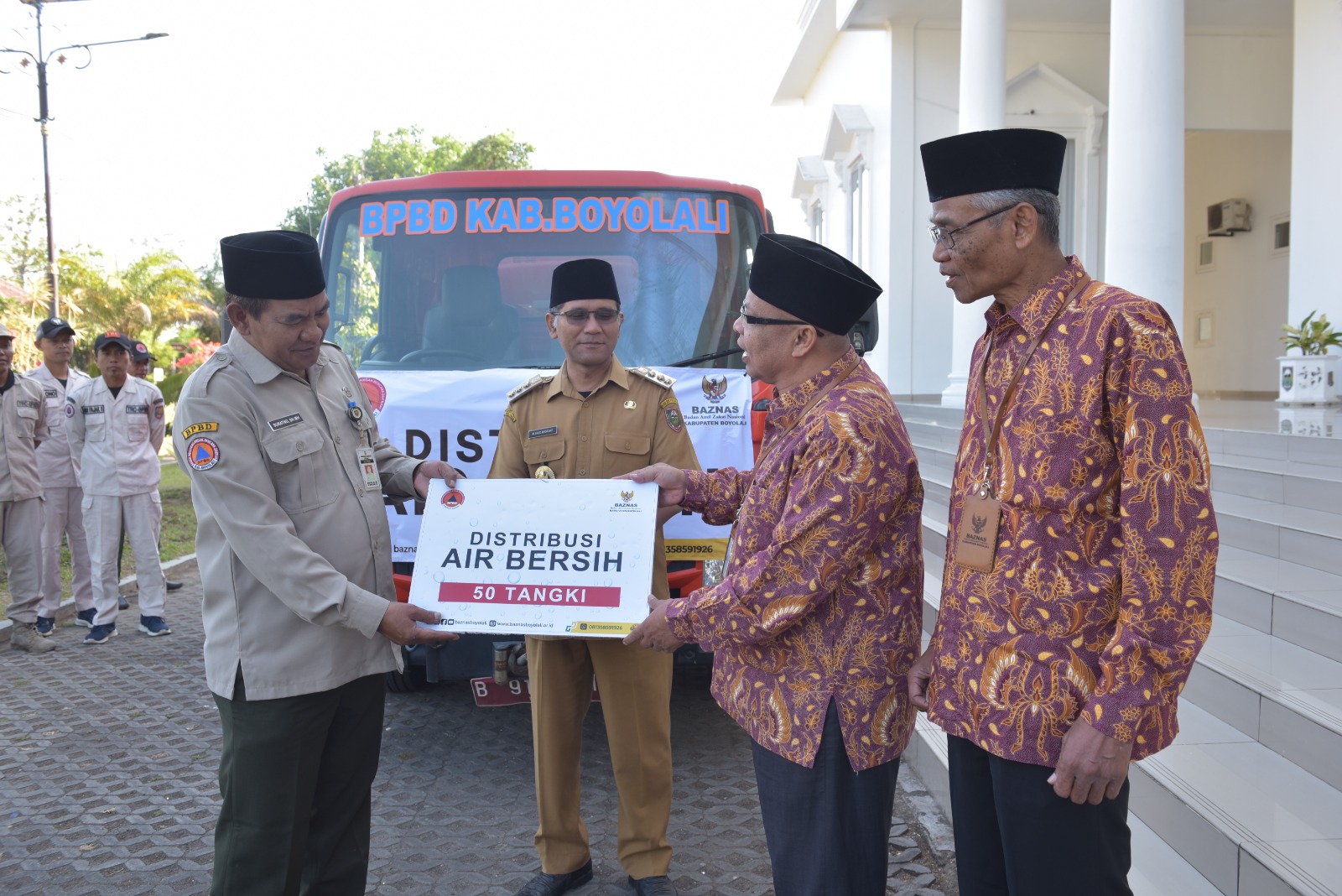 50 tangki air bersih dikirim ke Wonosegoro, Wonosamodro dan Tamansari 50 tangki air bersih dikirim ke Wonosegoro, Wonosamodro dan Tamansari