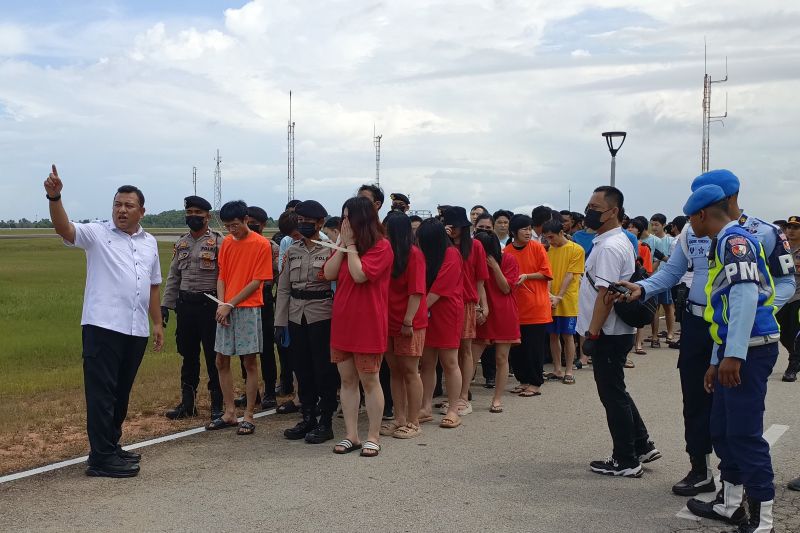 Polisi pulangkan 153 WN China tersangka love scamming di Batam Polisi pulangkan 153 WN China tersangka love scamming di Batam