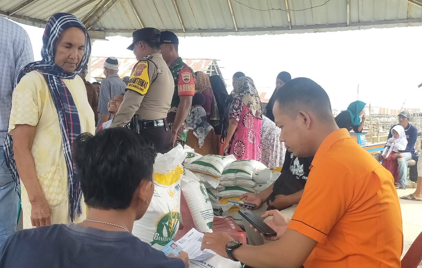 Harga beras mahal, 5,5 ton bantuan pangan CBP disalurkan ke KPM Jaring Halus Harga beras mahal, 5,5 ton bantuan pangan CBP disalurkan ke KPM Jaring Halus