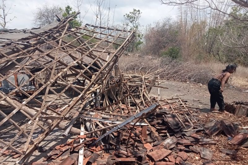 Puting beliung menerjang belasan rumah di Situbondo Puting beliung menerjang belasan rumah di Situbondo