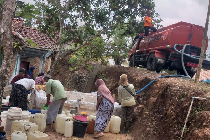 BPBD Banjarnegara salurkan 1.115.900 liter air ke daerah kekeringan BPBD Banjarnegara salurkan 1.115.900 liter air ke daerah kekeringan