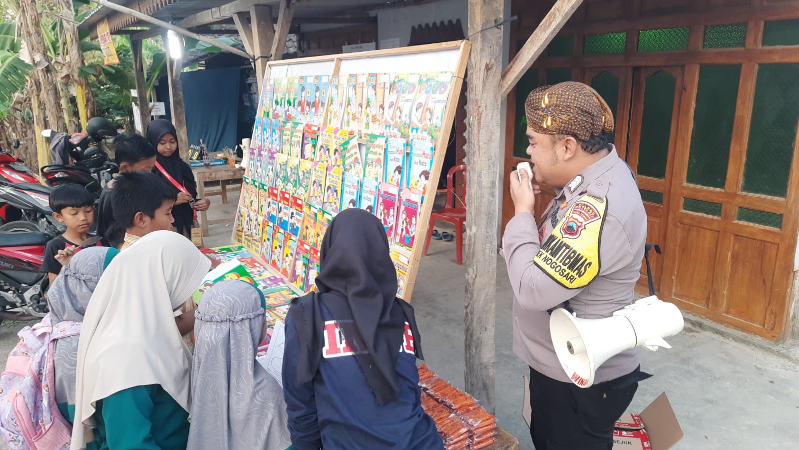 Dorong minat baca anak di era digitalisasi, anggota polisi di Boyolali jualan buku bekas Dorong minat baca anak di era digitalisasi, anggota polisi di Boyolali jualan buku bekas