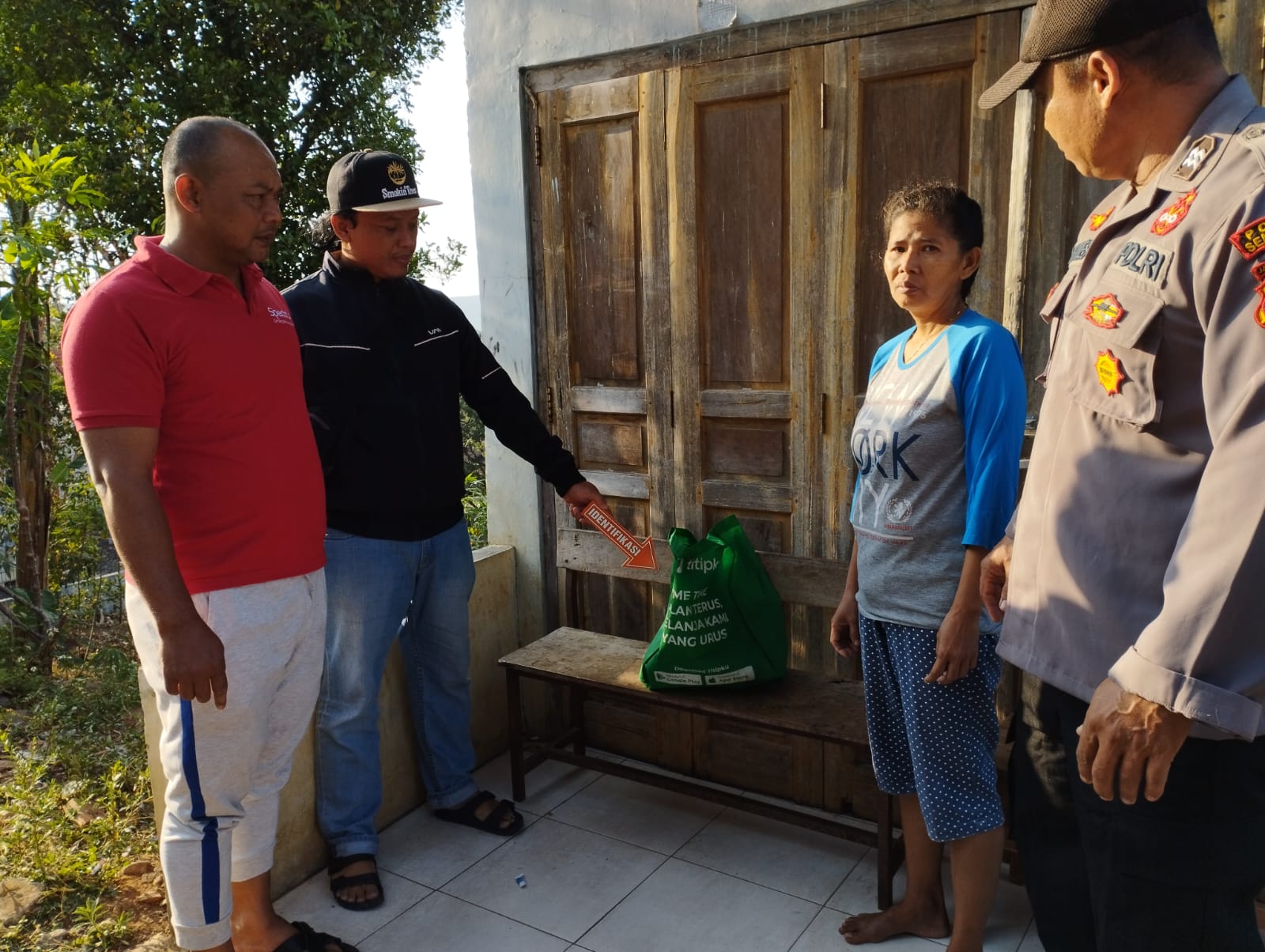 Temuan bayi di depan warung gegerkan warga Bawen, Semarang Temuan bayi di depan warung gegerkan warga Bawen, Semarang
