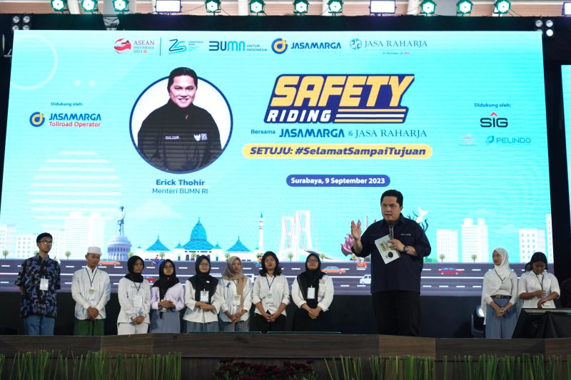 Erick Thohir berbagi tips aman berkendara kepada siswa Surabaya