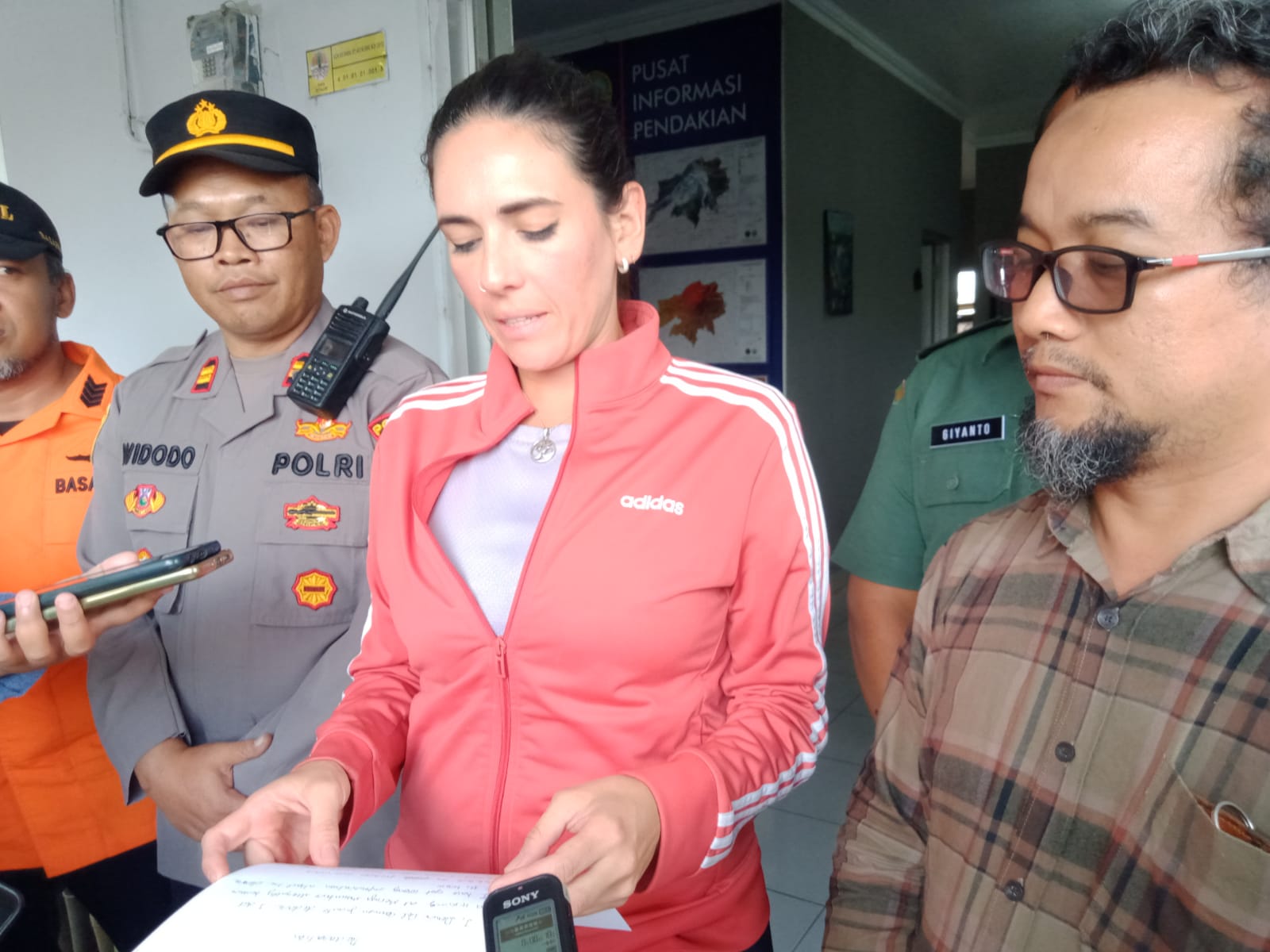 Petugas gabungan evakuasi WNA di pendakian Gunung Merapi Petugas gabungan evakuasi WNA di pendakian Gunung Merapi