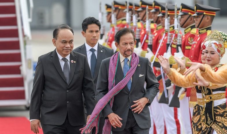 Presiden Jokowi sambut para tamu KTT ke-43 ASEAN