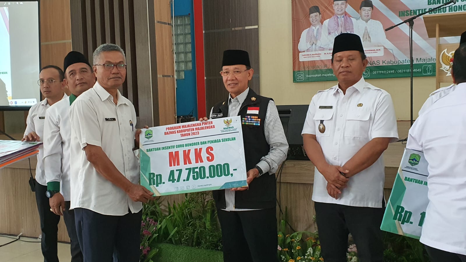 Zakat profesi ASN meningkat, guru honorer dan sarana keagamaan di Majalengka dapat bantuan Zakat profesi ASN meningkat, guru honorer dan sarana keagamaan di Majalengka dapat bantuan