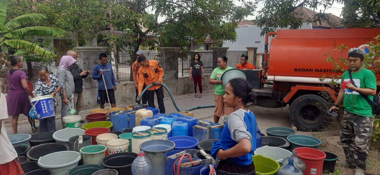BPBD Kabupaten Majalengka gencar distribusikan air bersih ke lokasi krisis air BPBD Kabupaten Majalengka gencar distribusikan air bersih ke lokasi krisis air