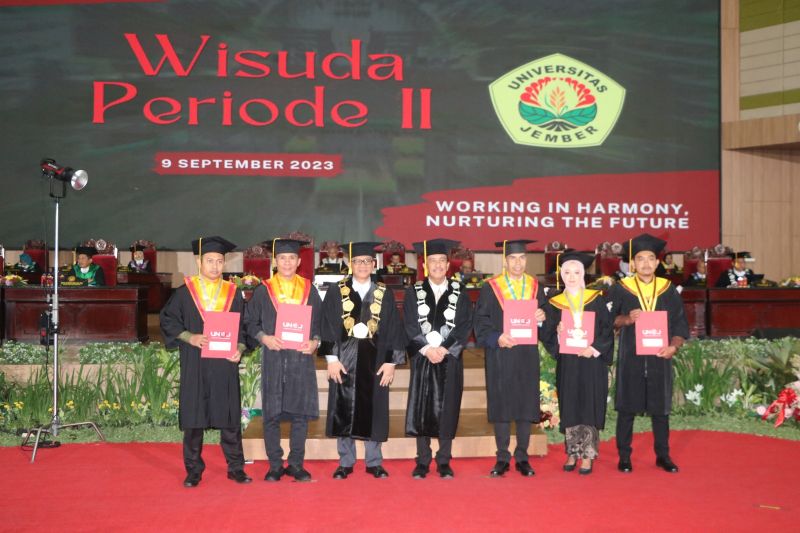 Tujuh WNA ikuti wisuda di Universitas Jember Tujuh WNA ikuti wisuda di Universitas Jember
