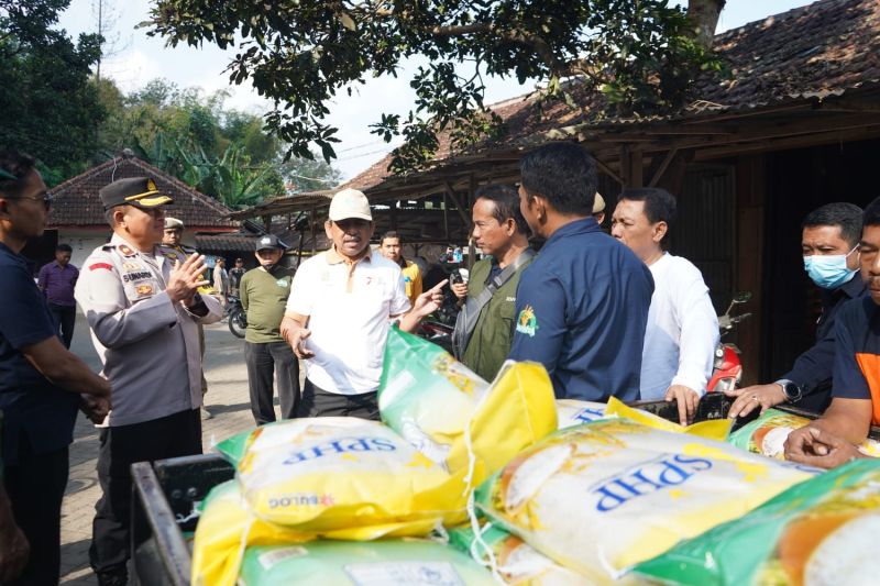 Harga beras di Trenggalek berangsur turun berkat operasi pasar Harga beras di Trenggalek berangsur turun berkat operasi pasar