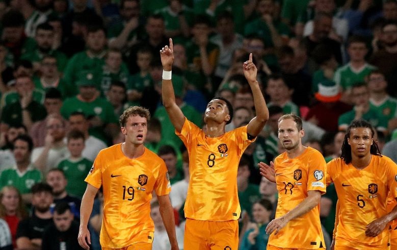 Belanda menang 2-1 di markas Irlandia pada kualifikasi Piala Eropa Belanda menang 2-1 di markas Irlandia pada kualifikasi Piala Eropa