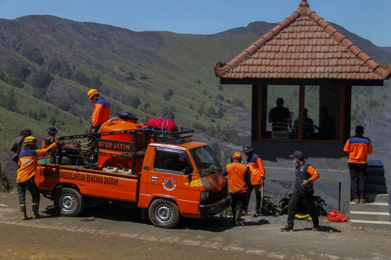 Satgas darat basahi lahan usai karhutla Bromo padam Satgas darat basahi lahan usai karhutla Bromo padam