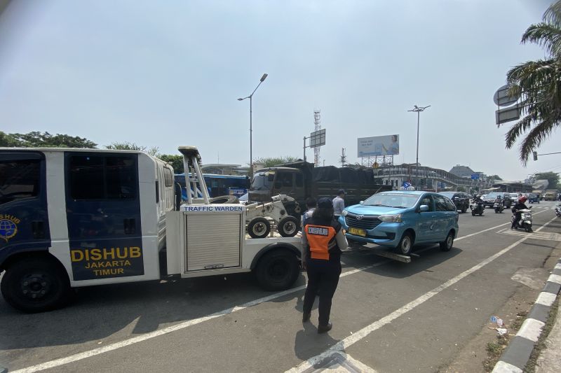 Dishub Jaktim tindak kendaraan parkir sembarangan di jalan protokol Dishub Jaktim tindak kendaraan parkir sembarangan di jalan protokol