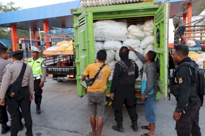 Polres Kupang perketat pengawasan di pelabuhan laut jelang pemilu 2024 Polres Kupang perketat pengawasan di pelabuhan laut jelang pemilu 2024