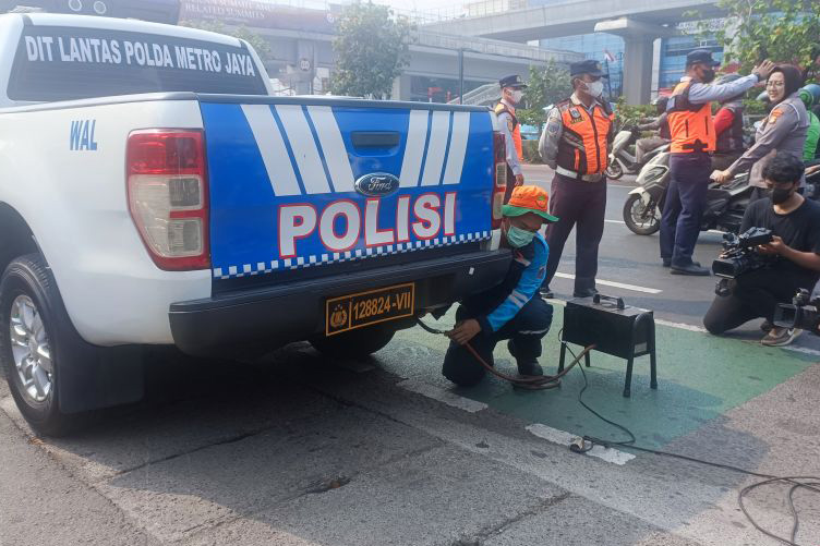 Polisi mulai berlakukan tilang uji emisi Polisi mulai berlakukan tilang uji emisi