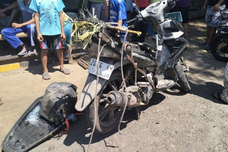 Sepeda motor tertabrak KA barang di Semarang Sepeda motor tertabrak KA barang di Semarang