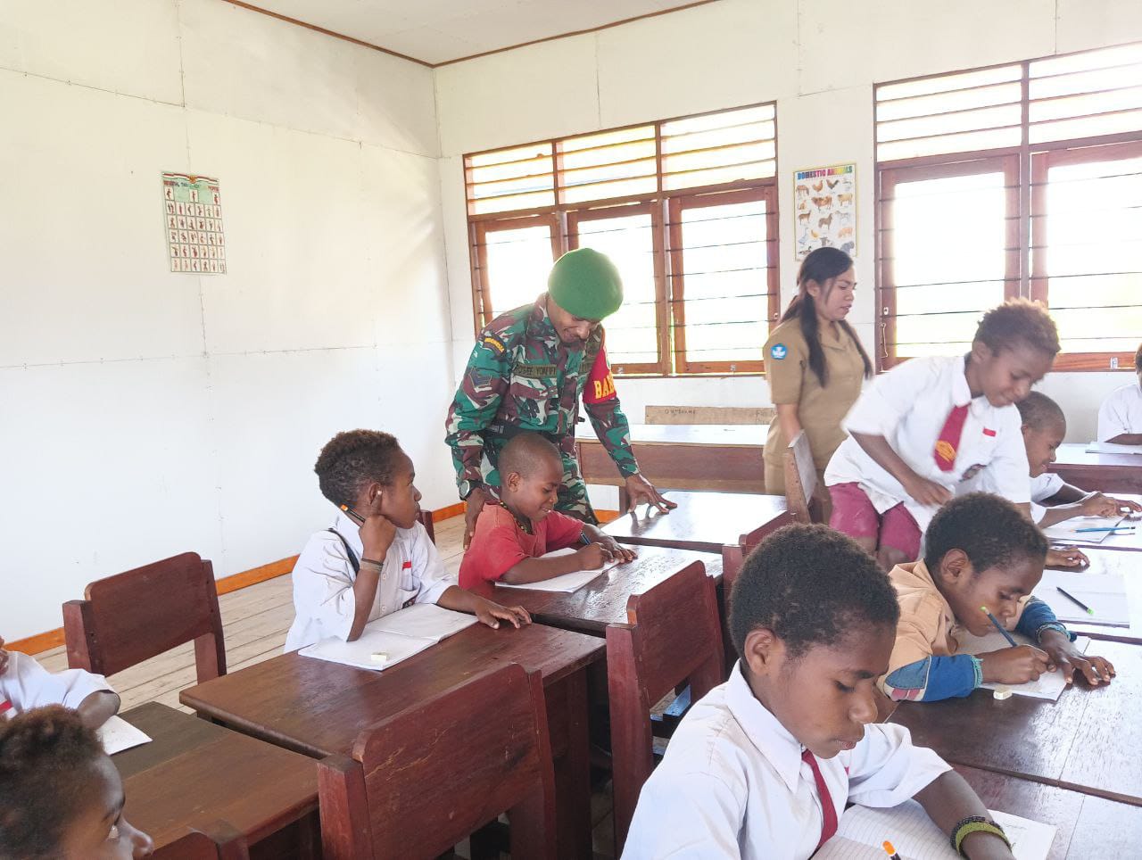 Peduli pendidikan, Babinsa Koramil 1710-05/Jila bantu guru awasi PBM Peduli pendidikan, Babinsa Koramil 1710-05/Jila bantu guru awasi PBM