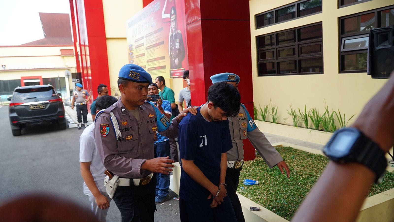 Pelaku pembunuhan mayat wanita terbungkus plastik ditangkap petugas Pelaku pembunuhan mayat wanita terbungkus plastik ditangkap petugas