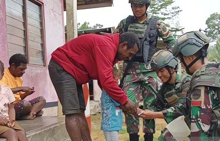 Prajurit TNI berikan penyuluhan kesehatan ke warga kampung di Maybrat