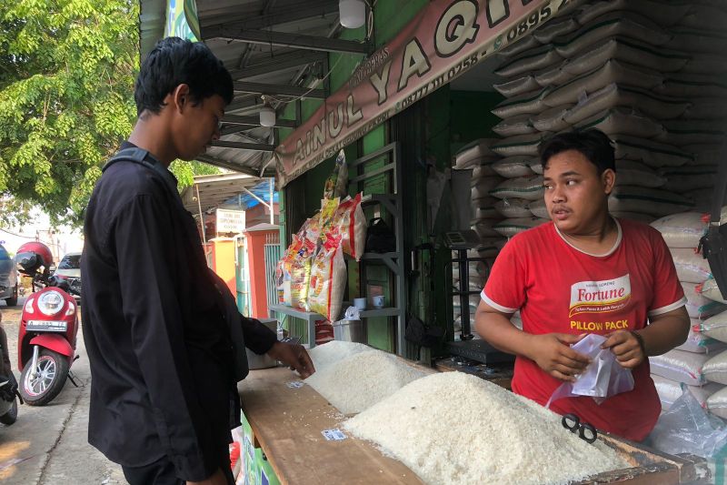 Konsumen keluhkan harga beras masih melonjak di Serang Konsumen keluhkan harga beras masih melonjak di Serang