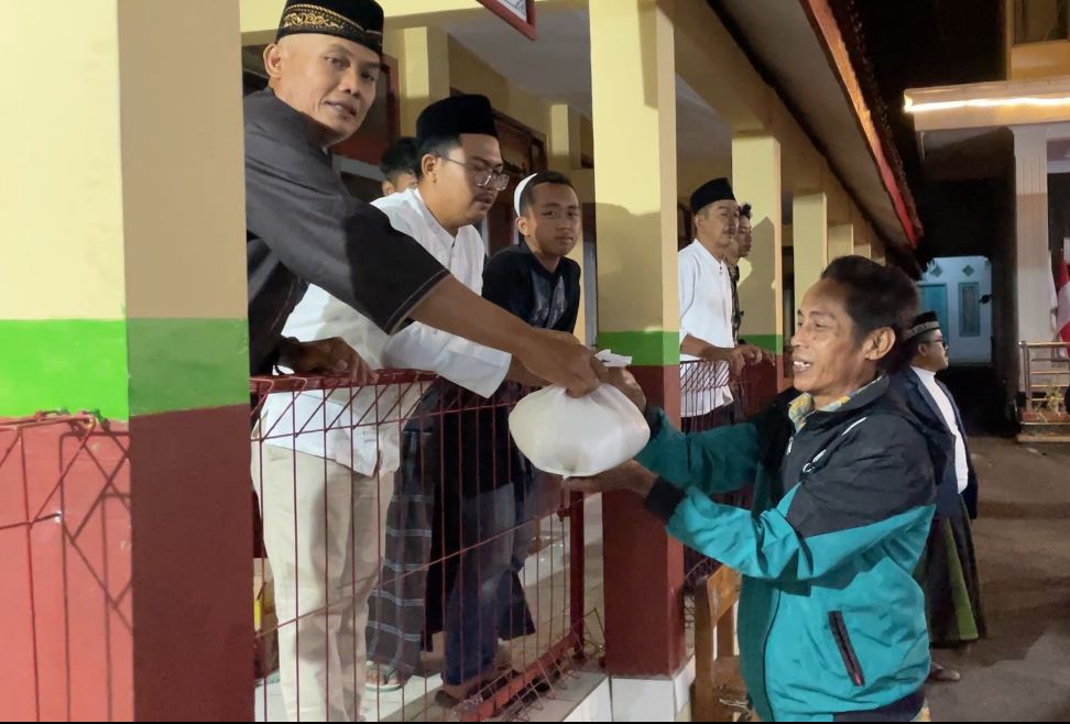 Warga Kawunghilir, Majalengka peringati Maulid Nabi Muhamad SAW, pulang bawa hadiah Warga Kawunghilir, Majalengka peringati Maulid Nabi Muhamad SAW, pulang bawa hadiah